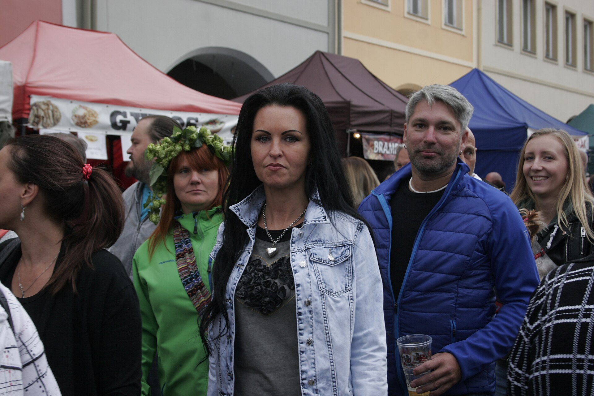 Festival guests wearing hop decorations at Dočesná in 2017